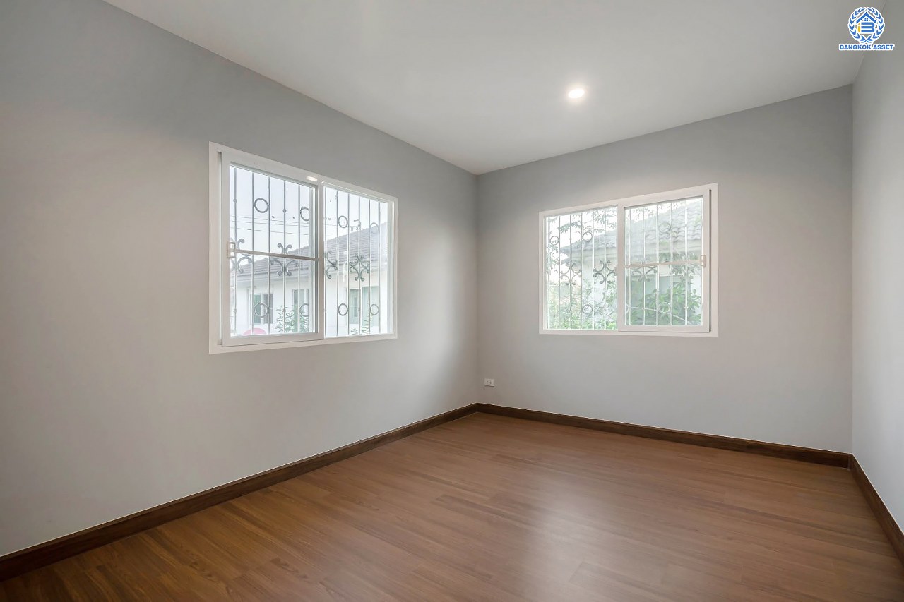 บ้านเดี่ยวมือสอง จากแบรนด์ LH โครงการ ชัยพฤกษ์ วัชรพล หลังใหญ่ เนื้อที่ 55.4 ตร.ว. ฟังก์ชัน 3 ห้องนอน 3 ห้องน้ำ จอดรถได้ 2 คัน พร้อม Facilities ครบครัน บนทำเลเดินทางสะดวก ติดถนนสุขาภิบาล5 เชื่อมต่อหลายเส้นทาง ใกล้ทางด่วน "ฉลองรัช" และรถไฟฟ้าสายสีเขียว "สถานีสายหยุด"